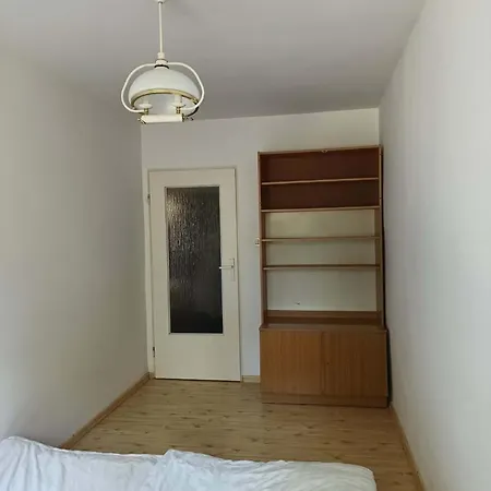 Trzypokojowe Mieszkanie W Bloku *
