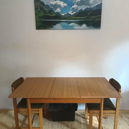 Trzypokojowe Mieszkanie W Bloku *